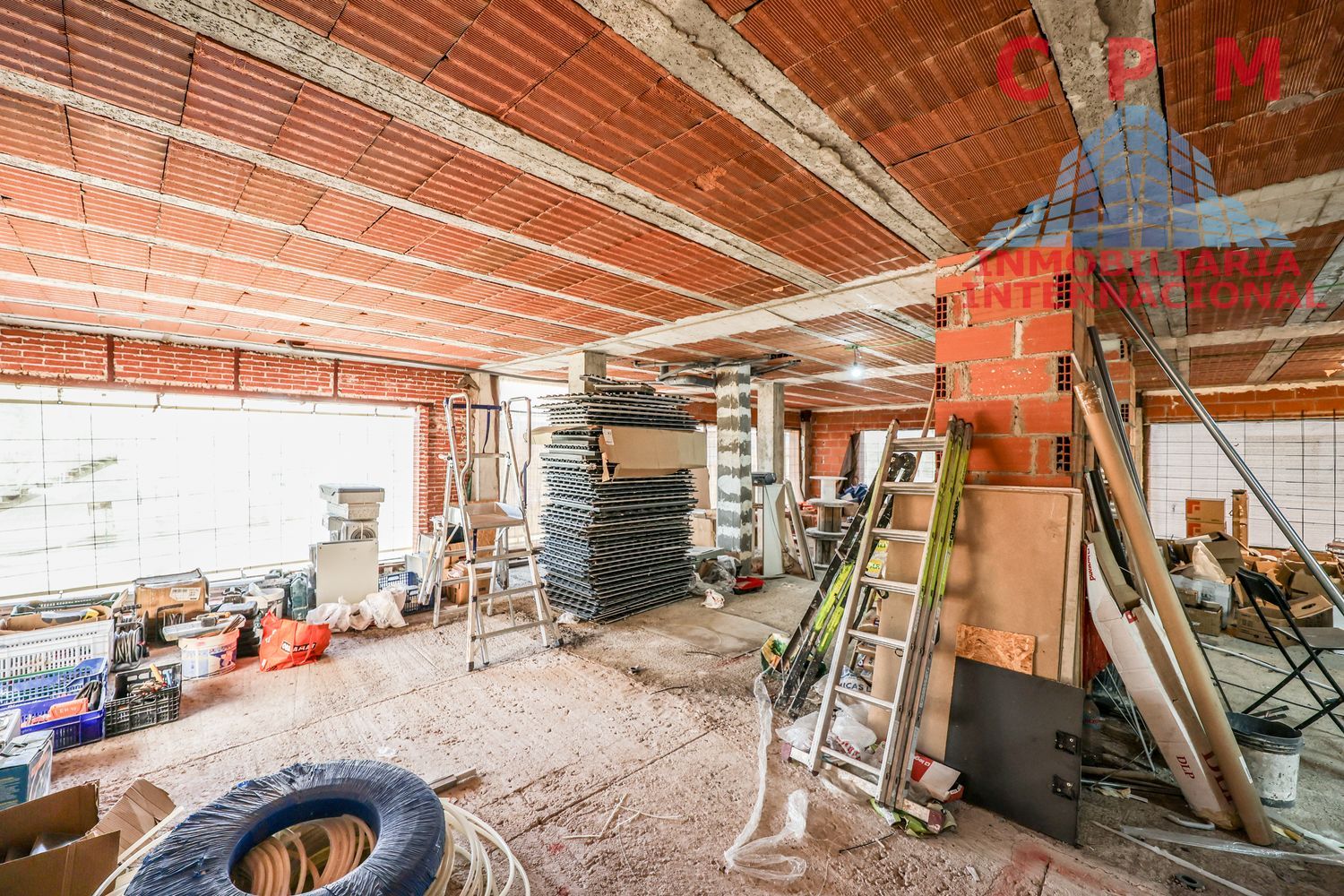 local-y-naves en madrid · fuencarral 2300€