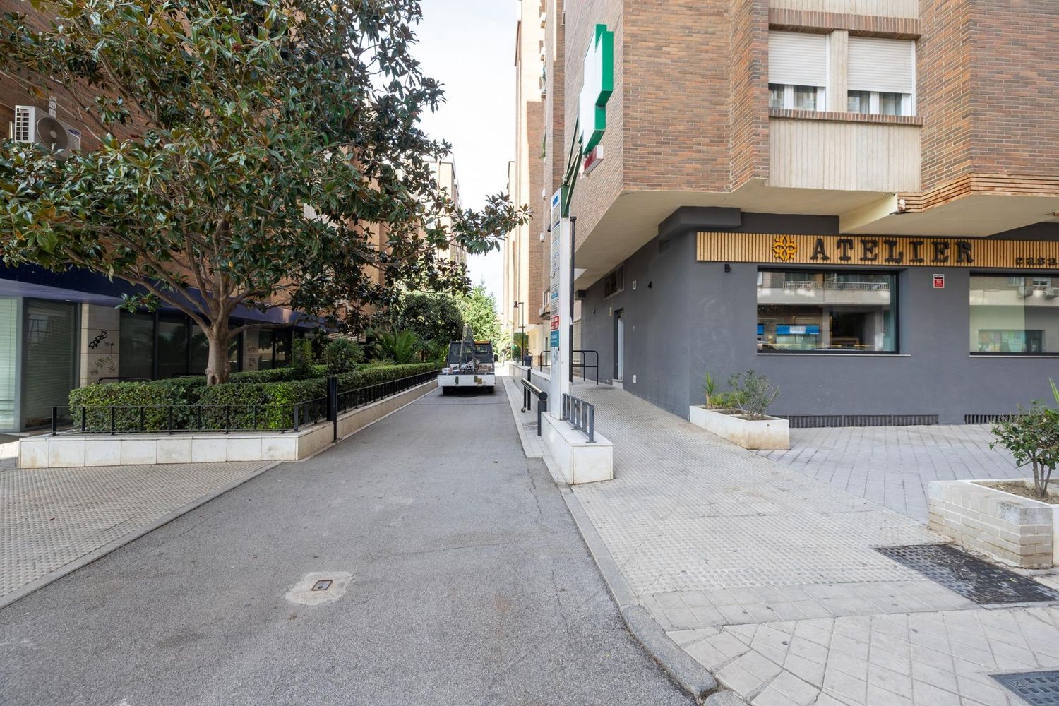 locales-comerciales en granada-capital · cervantes-palacio-de-deportes 179000€