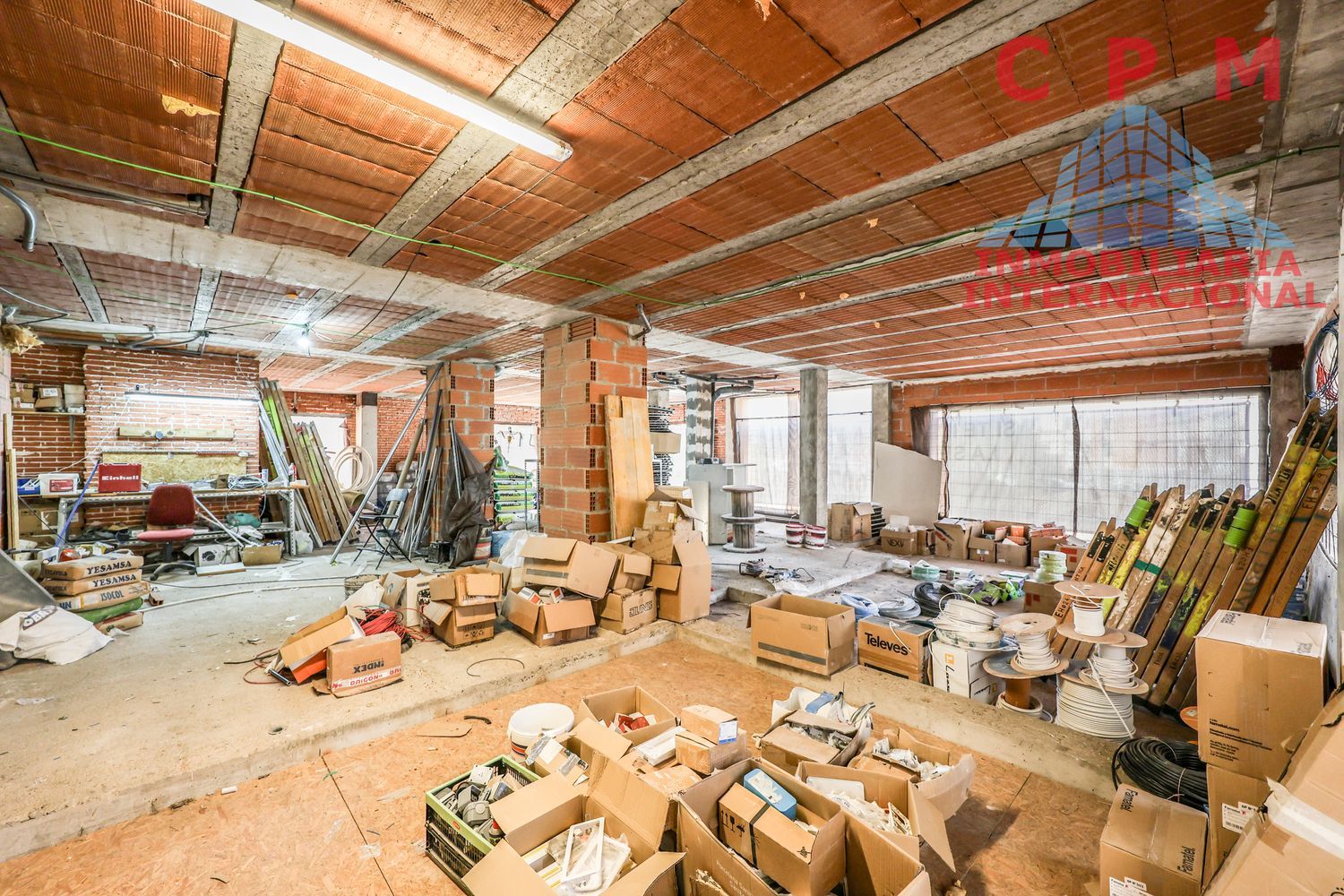 local-y-naves en madrid · fuencarral 2300€