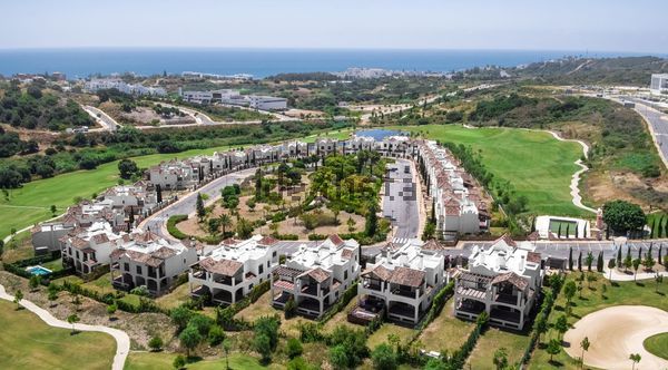3-bedroom freehold villa in Estepona — photo 1 of 5
