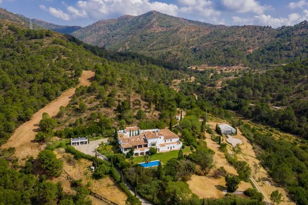 10-bedroom freehold villa in Estepona — photo 1 of 5