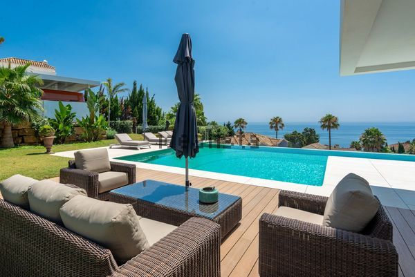4-bedroom freehold villa in Manilva — photo 1 of 5
