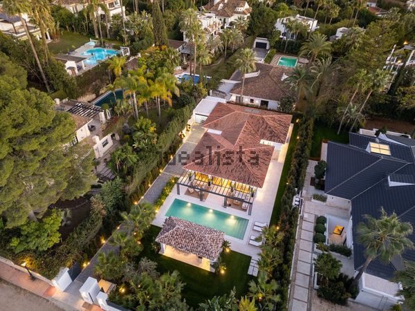 4-bedroom freehold villa in Marbella — photo 1 of 5