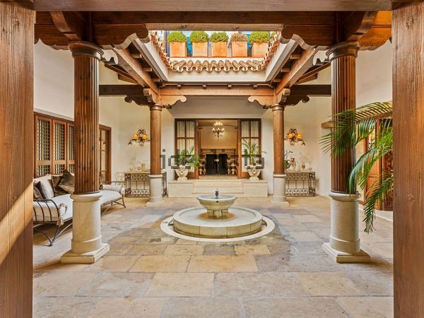 6-bedroom freehold villa in Marbella — photo 2 of 5