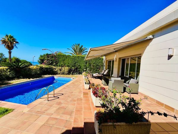 4-bedroom freehold villa in Lloret de Mar — photo 2 of 5