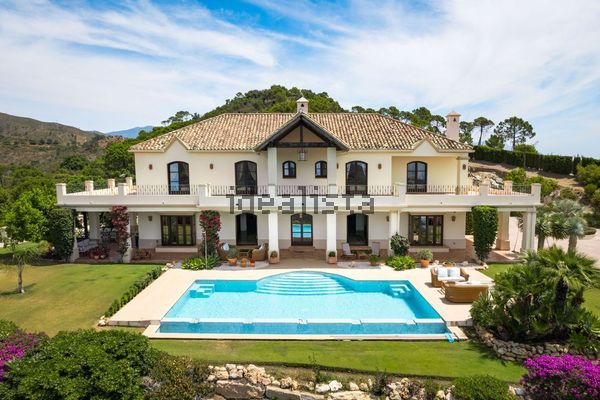 5-bedroom freehold villa in Estepona — photo 1 of 5