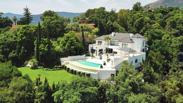 5-bedroom freehold villa in Benahavís — photo 1 of 5