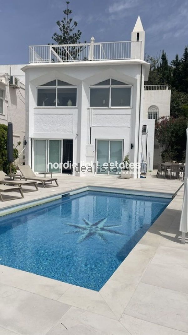 4-bedroom freehold villa in Nerja — photo 1 of 5