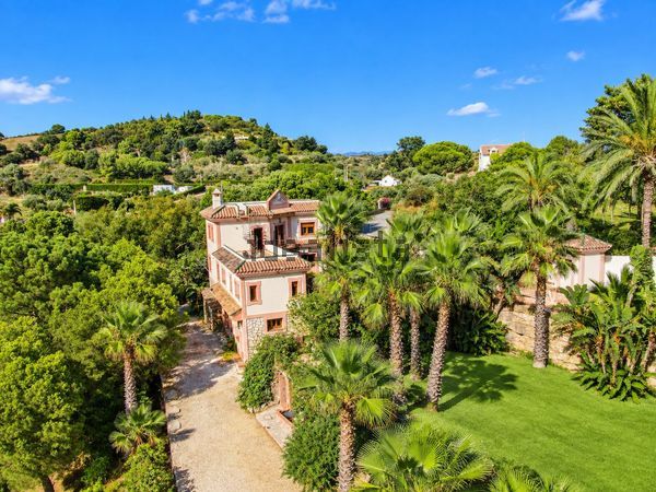 4-bedroom freehold villa in Estepona — photo 2 of 5