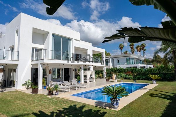 4-bedroom freehold villa in Benahavís — photo 1 of 5