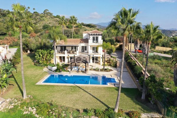 4-bedroom freehold villa in Estepona — photo 1 of 5