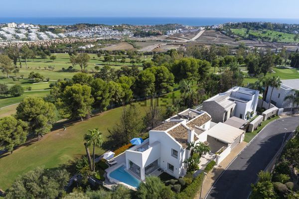 4-bedroom freehold villa in Benahavís — photo 3 of 5