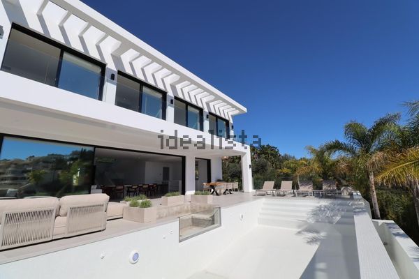 Detached house in Paseo de Francia, Hacienda Elviria, Marbella — image 4