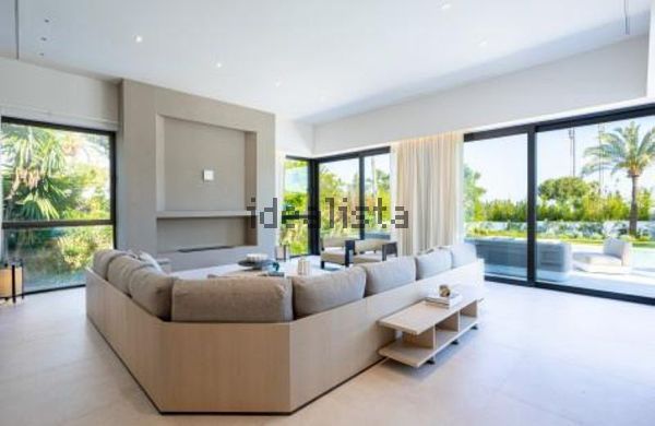 4-bedroom freehold villa in Estepona — photo 3 of 5