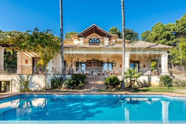 5-bedroom freehold villa in Benahavís — photo 1 of 5