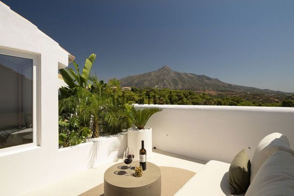 4-bedroom freehold villa in Marbella — photo 1 of 5