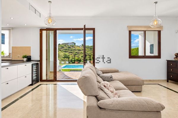 3-bedroom freehold villa in Casares — photo 3 of 5