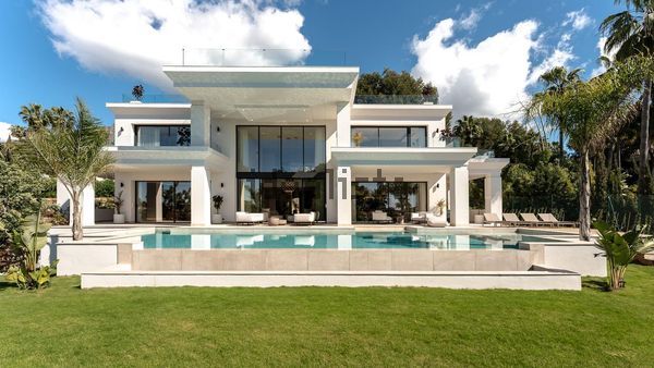 7-bedroom freehold villa in Marbella — photo 1 of 5