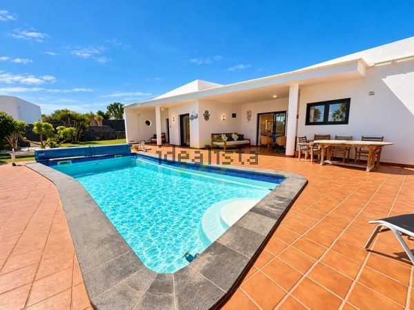 4-bedroom freehold villa in Yaiza — photo 1 of 5