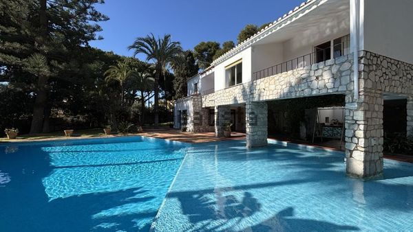 4-bedroom freehold villa in Marbella — photo 1 of 5