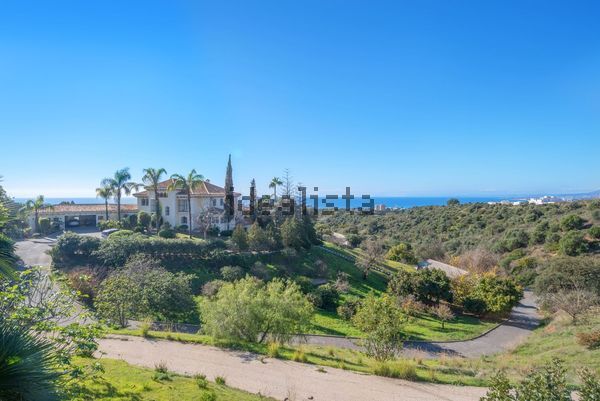 8-bedroom freehold villa in Marbella — photo 1 of 5