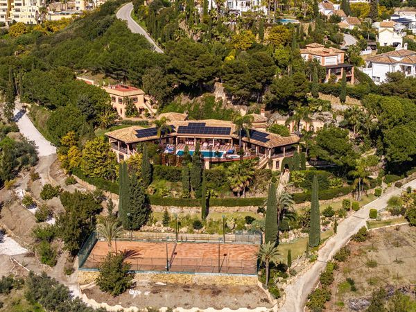 9-bedroom freehold villa in Benahavís — photo 2 of 5