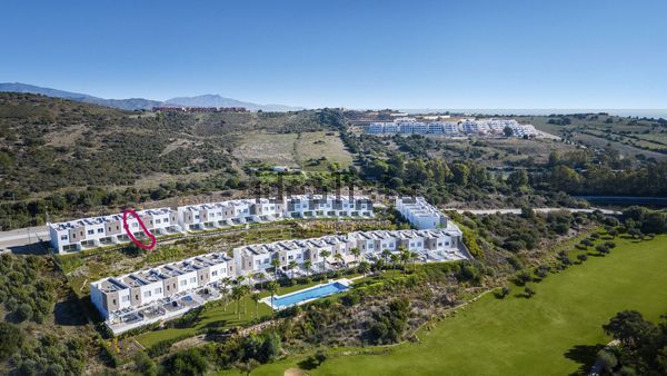 3-bedroom freehold villa in Estepona — photo 2 of 5