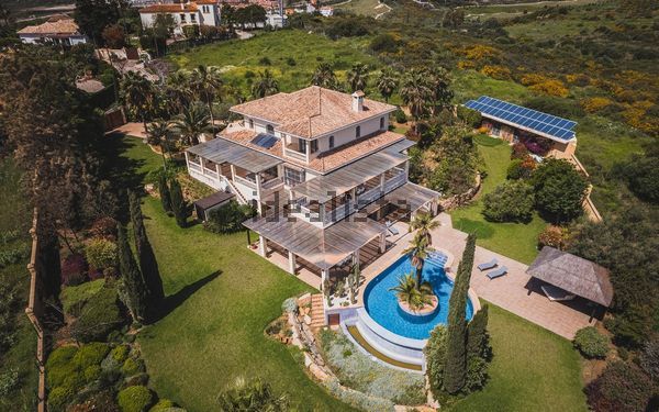 7-bedroom freehold villa in Estepona — photo 2 of 5
