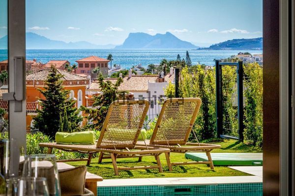 4-bedroom freehold villa in Estepona — photo 1 of 5