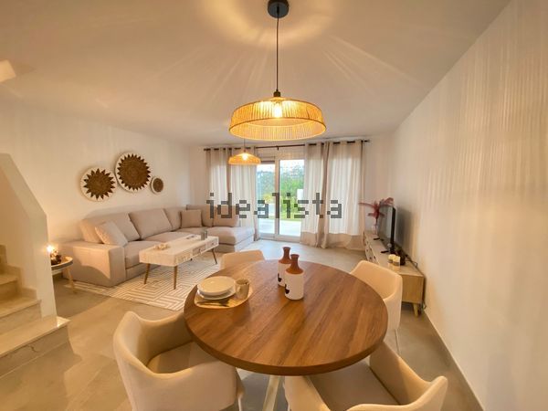 3-bedroom freehold villa in Estepona — photo 1 of 5