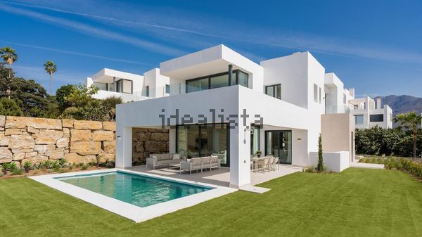 3-bedroom freehold villa in Estepona — photo 1 of 5