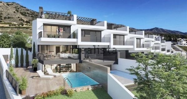 3-bedroom freehold villa in Nerja — photo 1 of 5