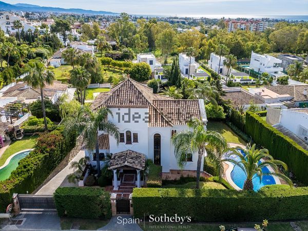 4-bedroom freehold villa in Estepona — photo 2 of 5