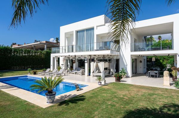 4-bedroom freehold villa in Benahavís — photo 2 of 5