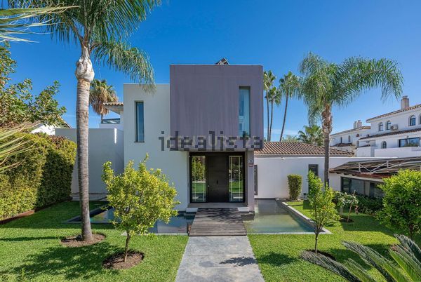 5-bedroom freehold villa in Estepona — photo 1 of 5