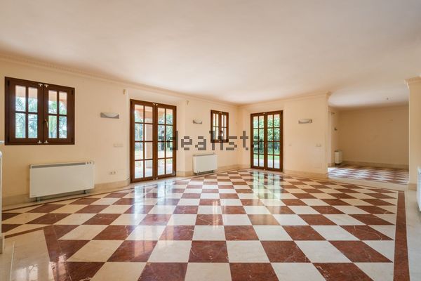 4-bedroom freehold villa in Estepona — photo 3 of 5