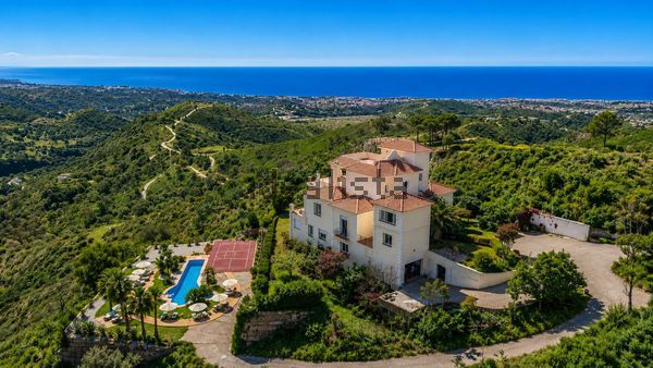 7-bedroom freehold villa in Estepona — photo 1 of 5