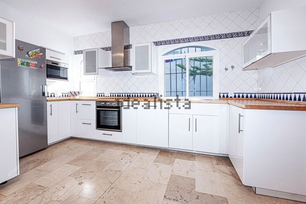 4-bedroom freehold villa in Nerja — photo 4 of 5