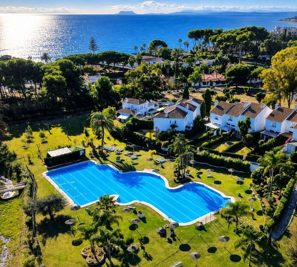 3-bedroom freehold villa in Estepona — photo 1 of 5
