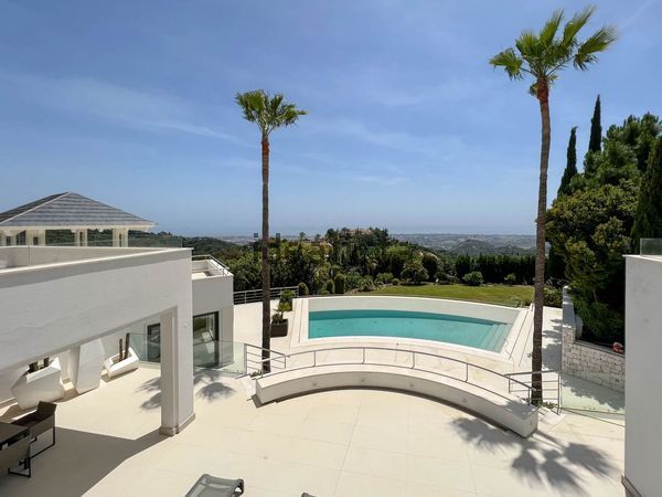 5-bedroom freehold villa in Benahavís — photo 1 of 5