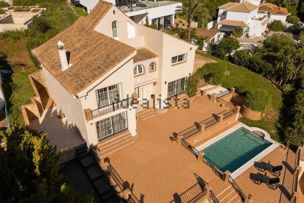 4-bedroom freehold villa in Estepona — photo 1 of 5