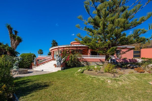 6-bedroom freehold villa in Estepona — photo 1 of 5