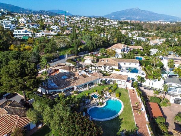 4-bedroom freehold villa in Benahavís — photo 1 of 5