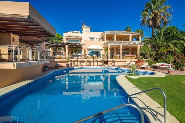 9-bedroom freehold villa in Estepona — photo 2 of 5
