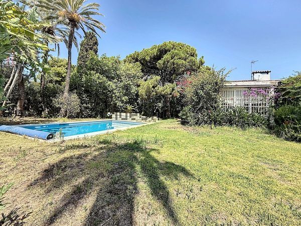 4-bedroom freehold villa in Estepona — photo 1 of 5
