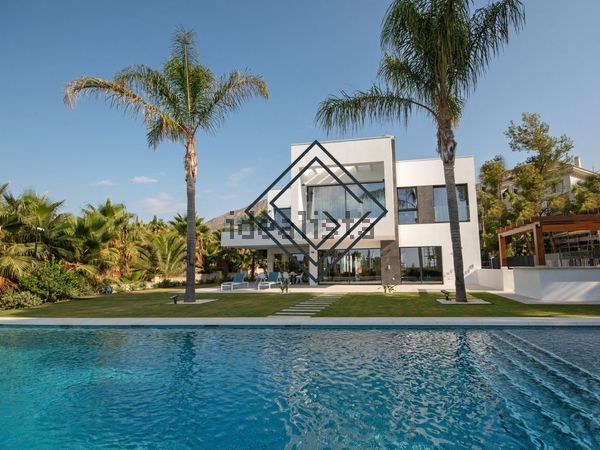 5-bedroom freehold villa in Marbella — photo 1 of 5