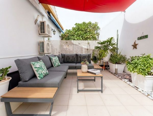 2-bedroom freehold villa in San Bartolomé de Tirajana — photo 2 of 5