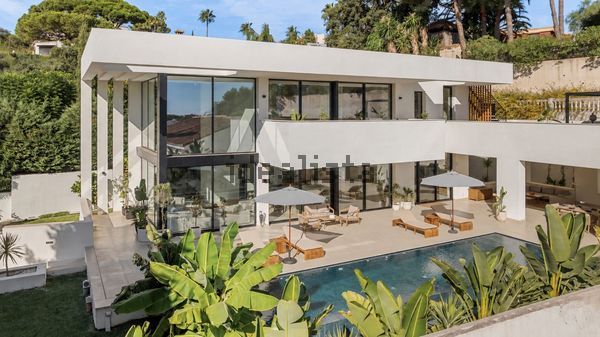 4-bedroom freehold villa in Marbella — photo 1 of 5