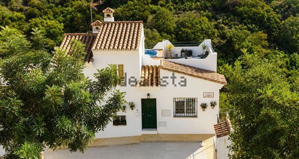 3-bedroom freehold villa in Casares — photo 1 of 5