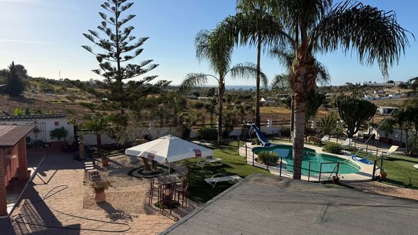 4-bedroom freehold villa in Estepona — photo 1 of 5